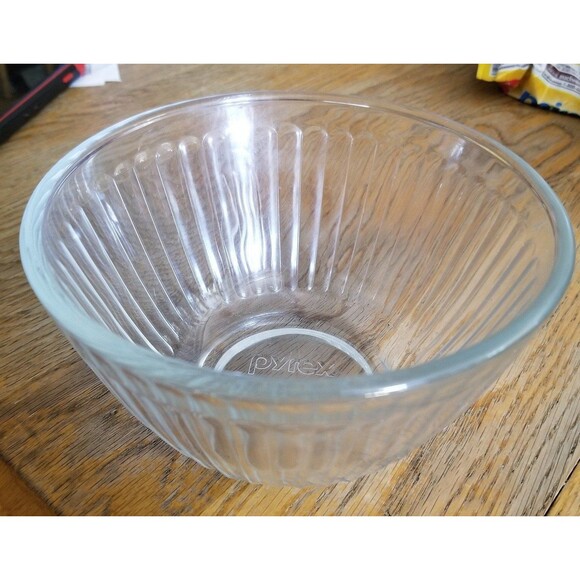 Pyrex 7401-s clear 3 cup sculpted/ribbed glass bowl - Picture 1 of 7